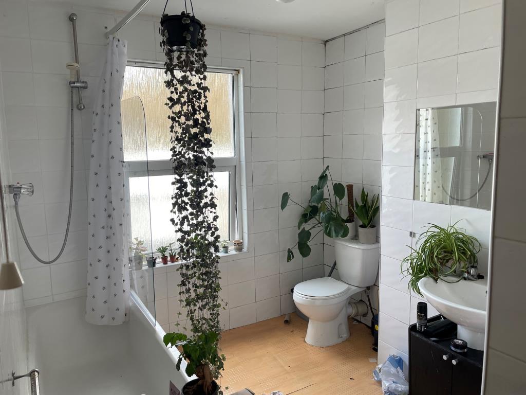 Lot: 74 - FREEHOLD INVESTMENT - Flat A Bathroom